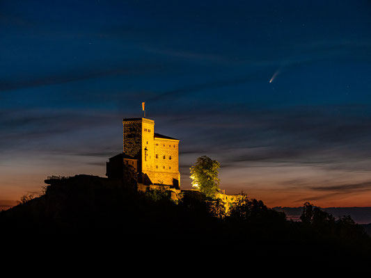 Komet Neowise hinter der Burg Trifels