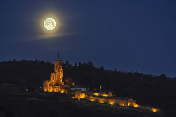 Vollmonduntergang hinter der Wachtenburg