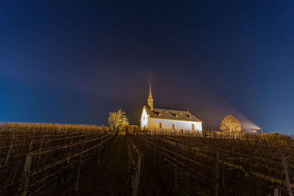 Klausenbergkapelle in klarer Nacht