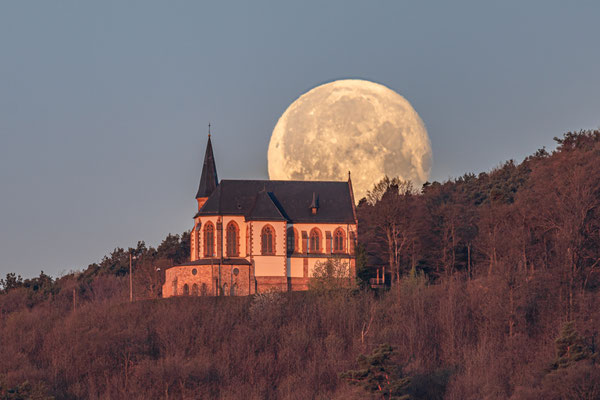 Vollmonduntergang hinter der Annakapelle
