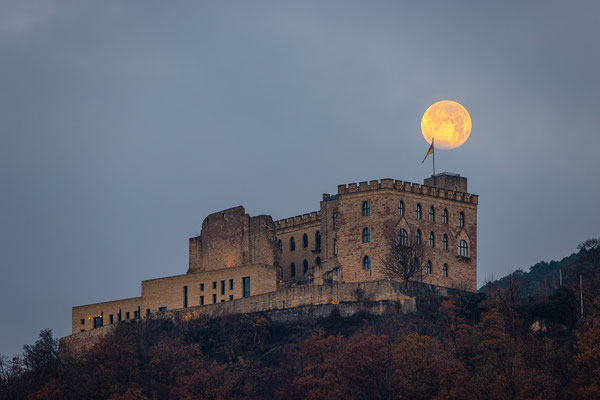 Vollmond hinter dem Hambacher Schloss