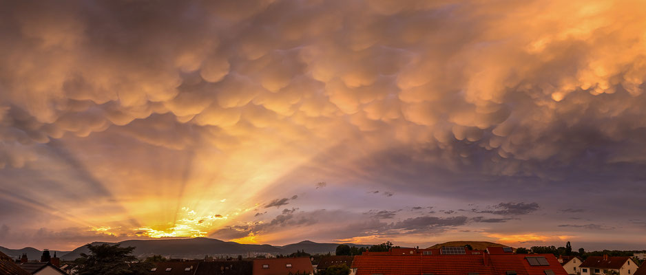 Selten so gut zu sehende Mammatus-Wolken über Neustadt