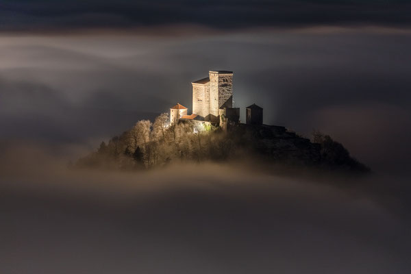 Zauberhafte Winternacht am Rehbergturm mit Blick auf den Trifels