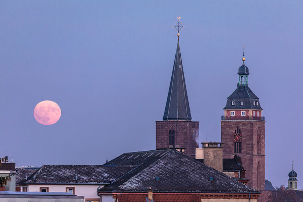 Vollmondaufgang hinter der Stiftskirche