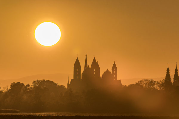 Sonnenuntergang hinter Speyerer Dom und Gedächtniskirche