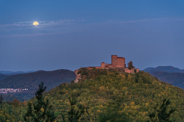 Vollmonduntergang hinter dem Trifels