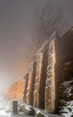 Neblige Winternacht auf dem Trifels