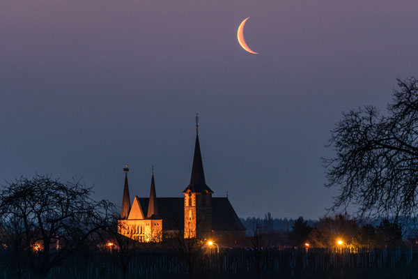 Mondaufgang hinter der Geinsheimer Kirche