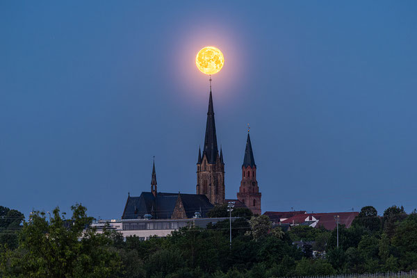 Vollmonduntergang hinter den Edenkobener Kirchen