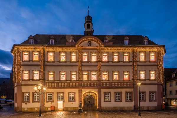 Rathaus von Neustadt als "Adventskalender"