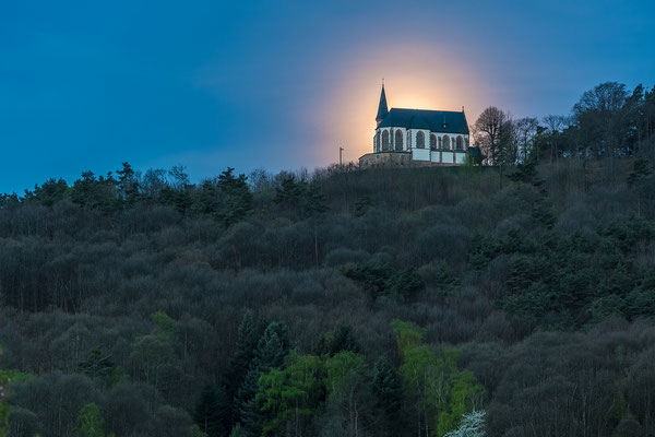 Vollmonduntergang hinter der Annakapelle