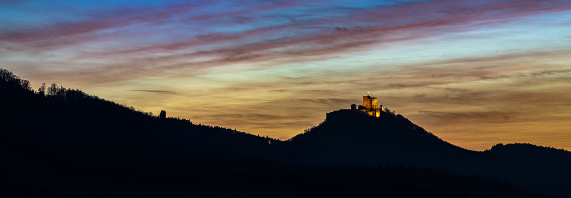 Farbenfroher Abendhimmel am Trifels