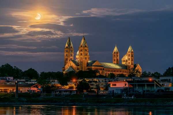 Partielle Mondfinsternis hinter dem Speyerer Dom