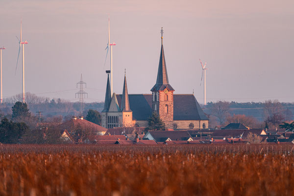Blick auf die Geinsheimer Kirche