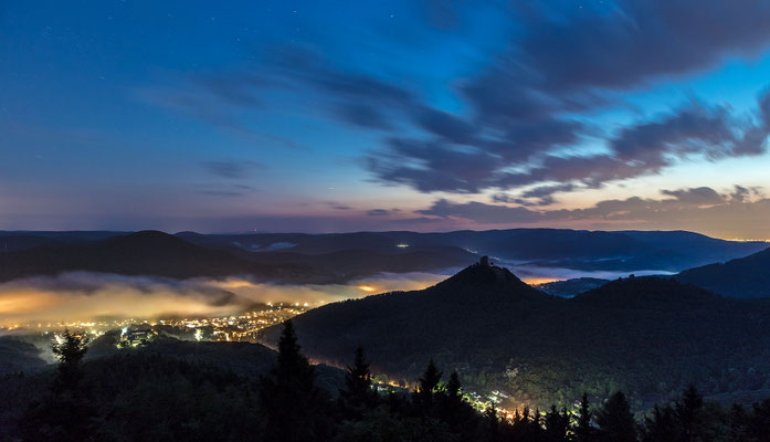 Erste Morgendämmerung über Annweiler und Trifels
