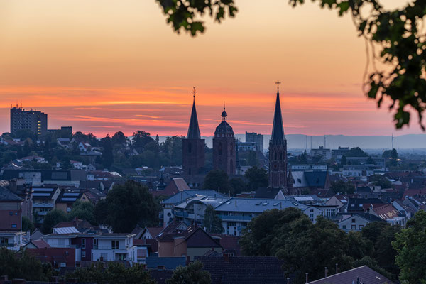 Sonnenaufgang hinter Neustadts Kirchen