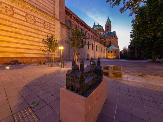 Blaue Stunde am Speyerer Dom