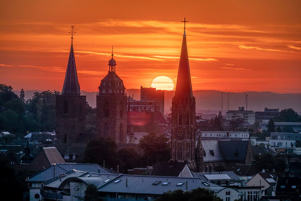Sonnenaufgang hinter Neustadts Kirchen