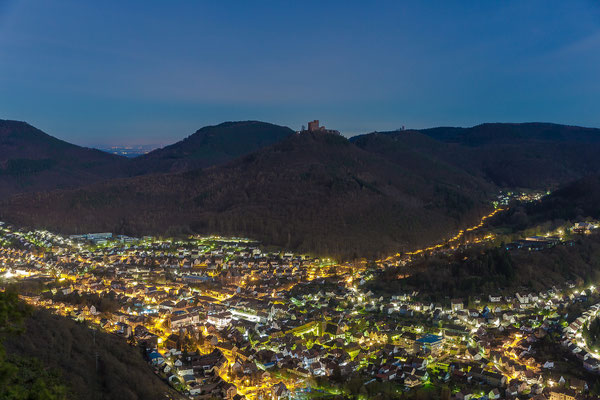 Burg Trifels und Annweiler bei Vollmondlicht