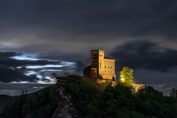 Wolkiger Abend am Trifels