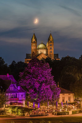 Sichelmond hinter dem Speyerer Dom