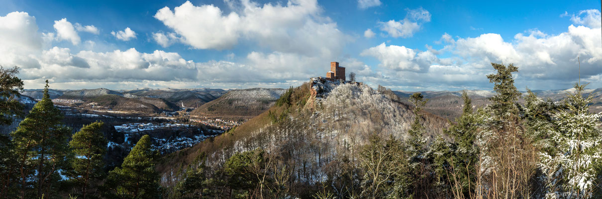 Panoramamaufnahme Burg Trifels und Pfälzerwald