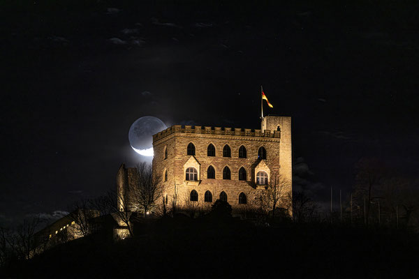 Untergehender Sichelmond hinter dem Hambacher Schloss