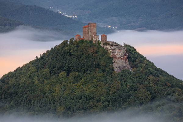 Burg Trifels in nebliger Vollmondnacht