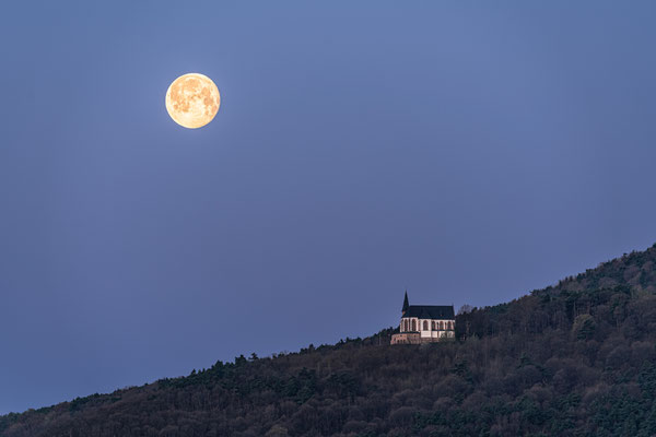 Vollmonduntergang hinter der Annakapelle