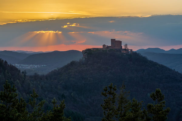 Sonnenuntergang am Trifels