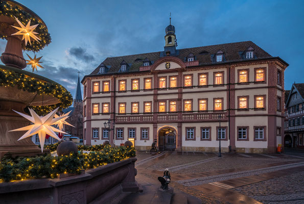 Rathaus von Neustadt als "Adventskalender"