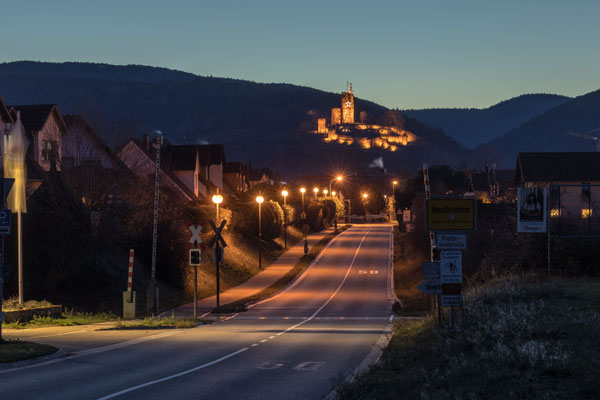 Weihnachtlich geschmückte Wachtenburg im Abendlicht