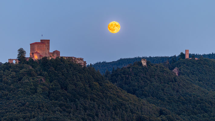 Vollmondaufgang über der Burg Trifels