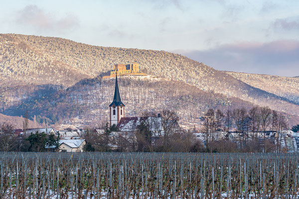 Winterliche Pfalz: Blick auf Hambacher Schloss und Diedesfelder Kirche