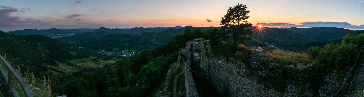 Sonnenuntergang an der Ruine Neuscharfeneck