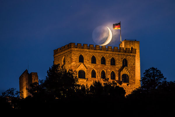 Monduntergang hinter dem Hambacher Schloss