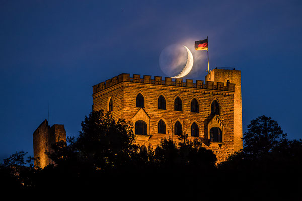 Monduntergang hinter dem Hambacher Schloss