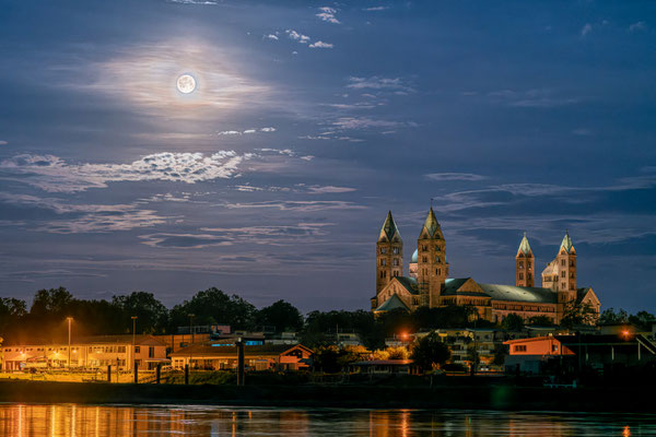 Partielle Mondfinsternis hinter dem Speyerer Dom
