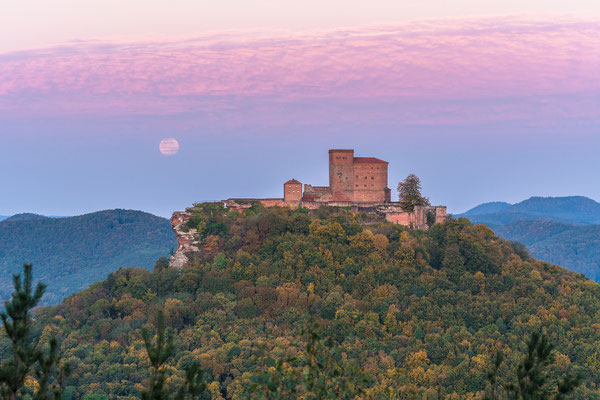 Vollmonduntergang hinter dem Trifels