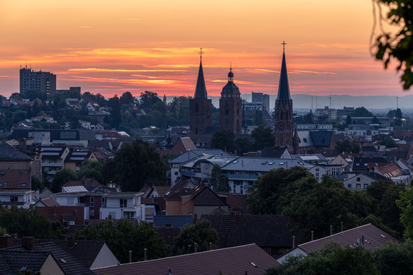 Sonnenaufgang hinter Neustadts Kirchen