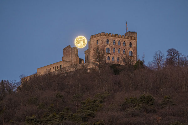 Vollmond hinter dem Hambacher Schloss