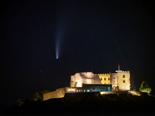 Komet Neowise am Hambacher Schloss, 70 x 50 cm, Aluminium-Wechselrahmen, Fotodruck auf hochwertigem Hahnemühle-Karton mit Passepartout, 170 €