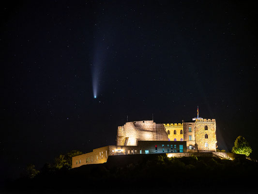 Komet Neowise am Hambacher Schloss, 70 x 50 cm, Aluminium-Wechselrahmen, Fotodruck auf hochwertigem Hahnemühle-Karton mit Passepartout, 170 €