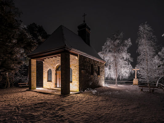 Mariä-Schutz-Kapelle in einer Winternacht