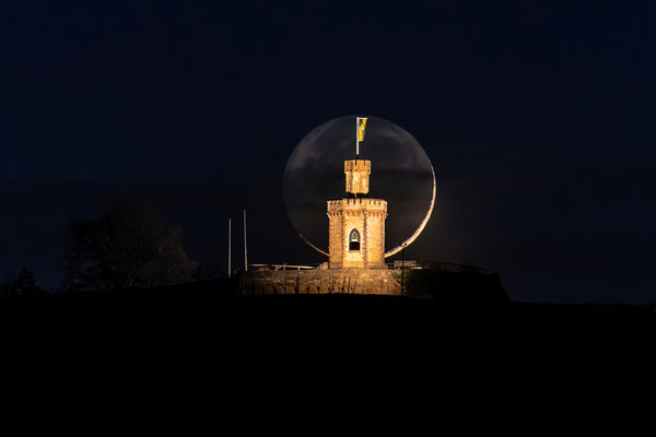 Untergehender Sichelmond hinter dem Flaggenturm