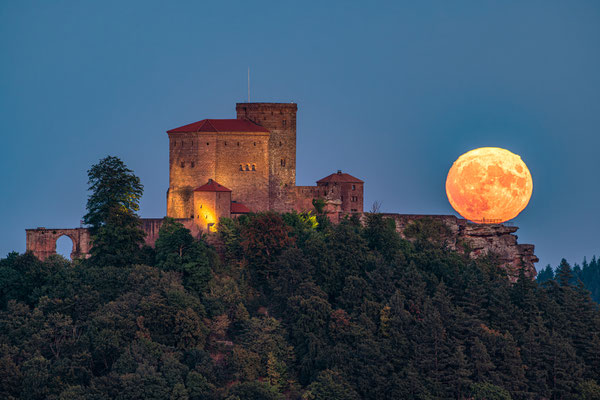Vollmondaufgang hinter der Burg Trifels