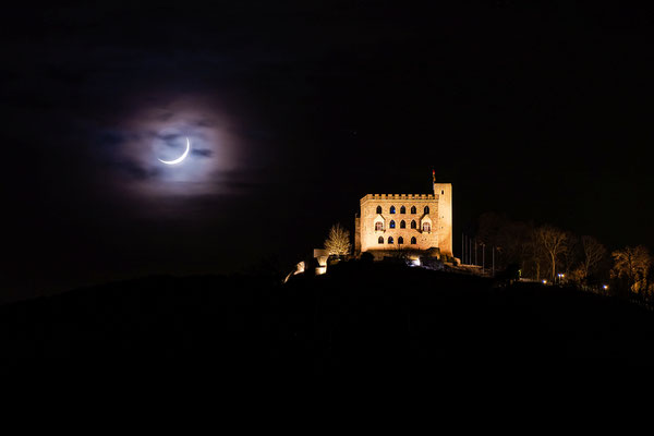 Sichelmond hinter dem Hambacher Schloss