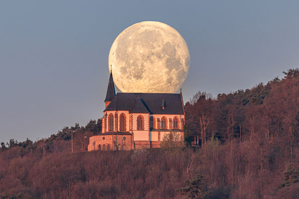 Vollmonduntergang hinter der Annakapelle