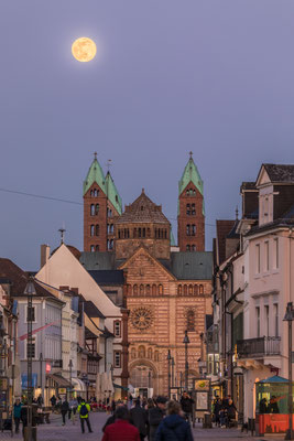 Vollmondaufgang hinter dem Speyerer Dom