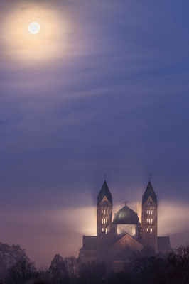 Vollmonduntergang hinter dem nebligen Speyerer Dom